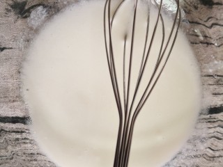 4、肉松小贝,牛奶加玉米油搅拌至乳化