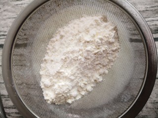 5、肉松小贝,筛入低筋面粉