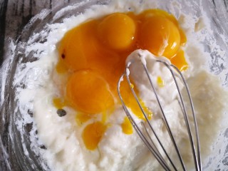 7、肉松小贝,放入鸡蛋黄