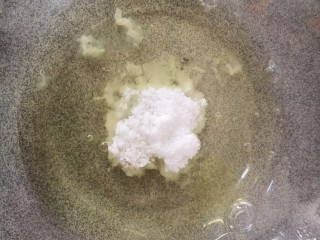 9、肉松小贝,蛋清打发，分三次放白糖，第一次放白糖