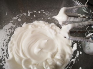 11、肉松小贝,第三次放白糖，打发至提起打蛋器时有大弯钓