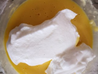 12、肉松小贝,将三分之一蛋白霜加入蛋黄糊中