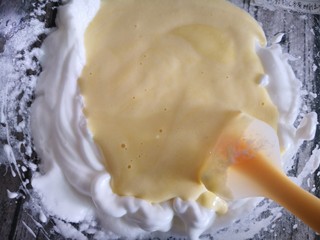 14、肉松小贝,再将搅拌好的蛋黄糊倒进蛋白霜里搅拌均匀