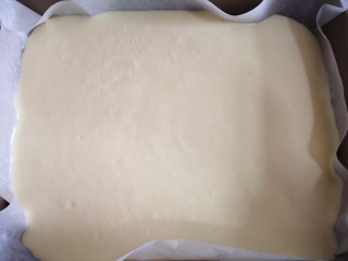 16、肉松小贝,将搅拌均匀和蛋黄糊倒进烤盘里