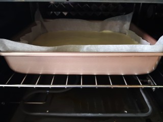 17、肉松小贝,放入预热好的烤箱里，上下火150度烤20分钟