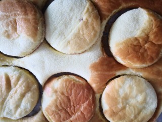 19、肉松小贝,放凉后用茶杯口切成圆形式