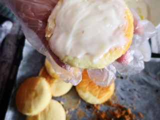 20、肉松小贝,取一块蛋糕片涂上沙拉酱