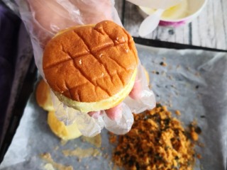 21、肉松小贝,再盖上另一块蛋糕片