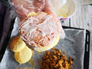 22、肉松小贝,表面都涂上沙拉酱