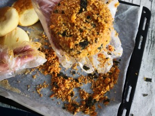 23、肉松小贝,沾上海苔肉松即可