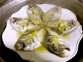 5、清蒸鲳鱼,蒸好的鲳鱼味道棒极了满屋飘鲜