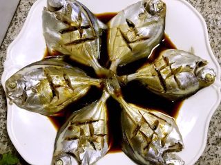 6、清蒸鲳鱼,取出葱和姜丝淋上蒸鱼豉油汁