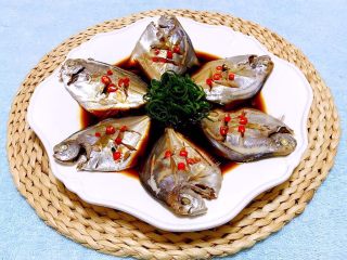 7、清蒸鲳鱼,葱切成细丝红辣椒切成小粒摆在鱼上即美观又美味