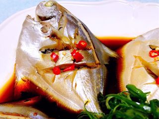 8、清蒸鲳鱼,鲳鱼的肉质鲜嫩可口