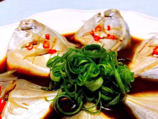 10、清蒸鲳鱼,鲳鱼的营养价值很丰富鱼刺极少适合老人和孩子吃