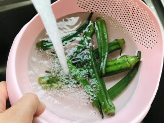 2、秋葵炒虾仁,秋葵冲洗干净；