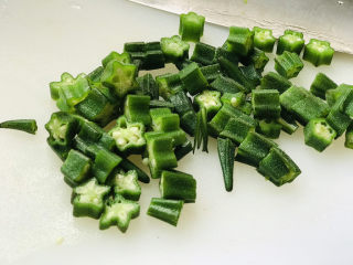 6、秋葵炒虾仁,把秋葵切成小段，切面像星星；