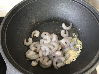 8、秋葵炒虾仁,放入虾仁翻炒；