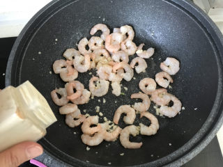 9、秋葵炒虾仁,当虾仁开始变红时，撒一点白胡椒粉；