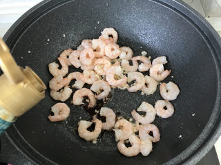 10、秋葵炒虾仁,再倒一勺蒸鱼豉油；