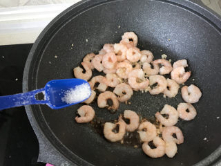 12、秋葵炒虾仁,再加点儿白糖；