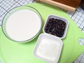 1、牛奶糯米粥,准备食材
