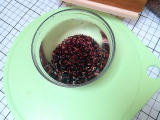 2、牛奶糯米粥,红糯米提前浸泡1小时