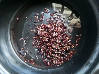 3、牛奶糯米粥,将浸泡好的糯米倒入锅中