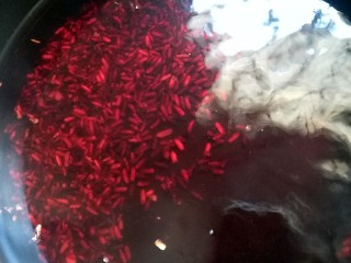 4、牛奶糯米粥,加入2碗清水熬煮至水分极少即可