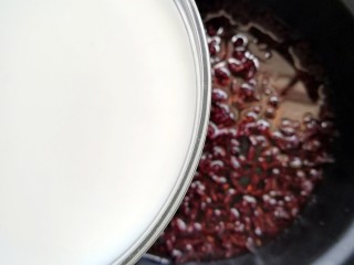 5、牛奶糯米粥,再加入牛奶，继续熬煮至浓稠