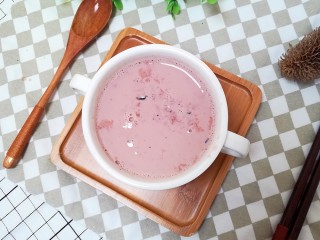 6、牛奶糯米粥,出锅喽，撒上细砂糖搅拌均匀就可以开动喽