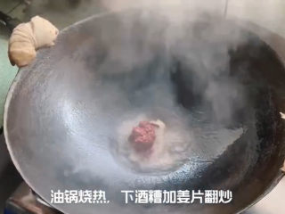 1、红烧羊排,锅烧热加油，大火爆香酒糟和姜片、蒜片、葱白