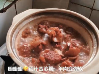 7、红烧羊排,小火慢炖，汤汁变浓稠，羊肉软烂即可