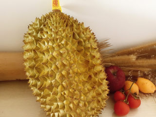 1、榴莲炖鸡,准备好榴莲