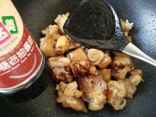 6、#猪年#莲藕烧猪蹄,再加入几滴老抽炒匀