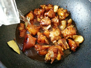 7、#猪年#莲藕烧猪蹄,加入姜片，香叶，花椒，八角，加入适量冷水