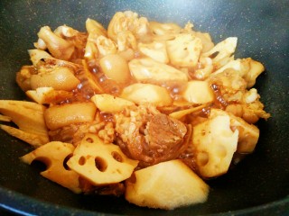 9、#猪年#莲藕烧猪蹄,猪蹄炖煮到差不多，把莲藕放进去，一起炖煮，顺便加食盐，继续煮到莲藕熟透