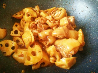 10、#猪年#莲藕烧猪蹄,最后大火收汁即可！喜欢这种颜色就不用加老抽，如果图片中颜色太淡，可以适量加点老抽