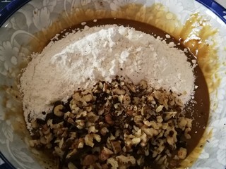 6、宫廷桃酥,放入核桃碎