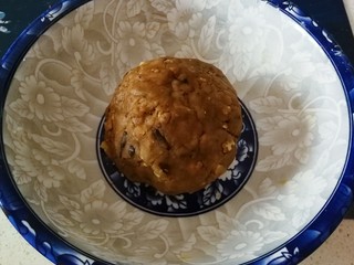 8、宫廷桃酥,能够轻松团成面团即可  如果感觉面团干燥可以添加适当的鸡蛋液或食用油调整