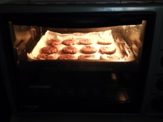 12、宫廷桃酥,放入烤箱  烤箱提前预热3分钟  165度上下火烤20分钟