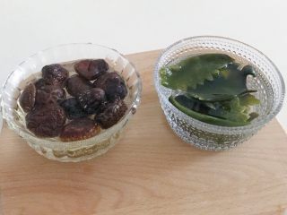 2、宝宝辅食：蔬菜高汤,食材处理：干香菇和枫叶海带泡发洗干净