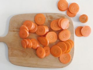 5、宝宝辅食：蔬菜高汤,胡萝卜带皮切片