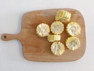 6、宝宝辅食：蔬菜高汤,玉米切块