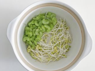 8、宝宝辅食：蔬菜高汤,码上西芹