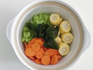 11、宝宝辅食：蔬菜高汤,放入枫叶海带