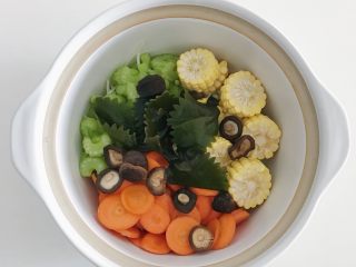12、宝宝辅食：蔬菜高汤,放入泡好的香菇