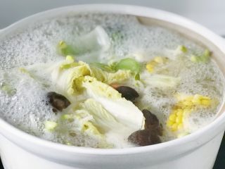 14、宝宝辅食：蔬菜高汤,大火煮开转小火慢熬两个小时