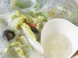 15、宝宝辅食：蔬菜高汤,期间需要捞出浮沫 偶尔翻几下防止粘锅