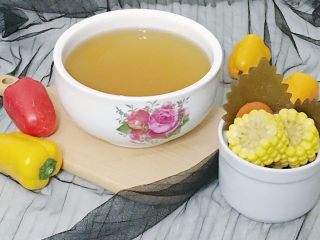 16、宝宝辅食：蔬菜高汤,熬好的蔬菜汤 汤汁和蔬菜分离过滤